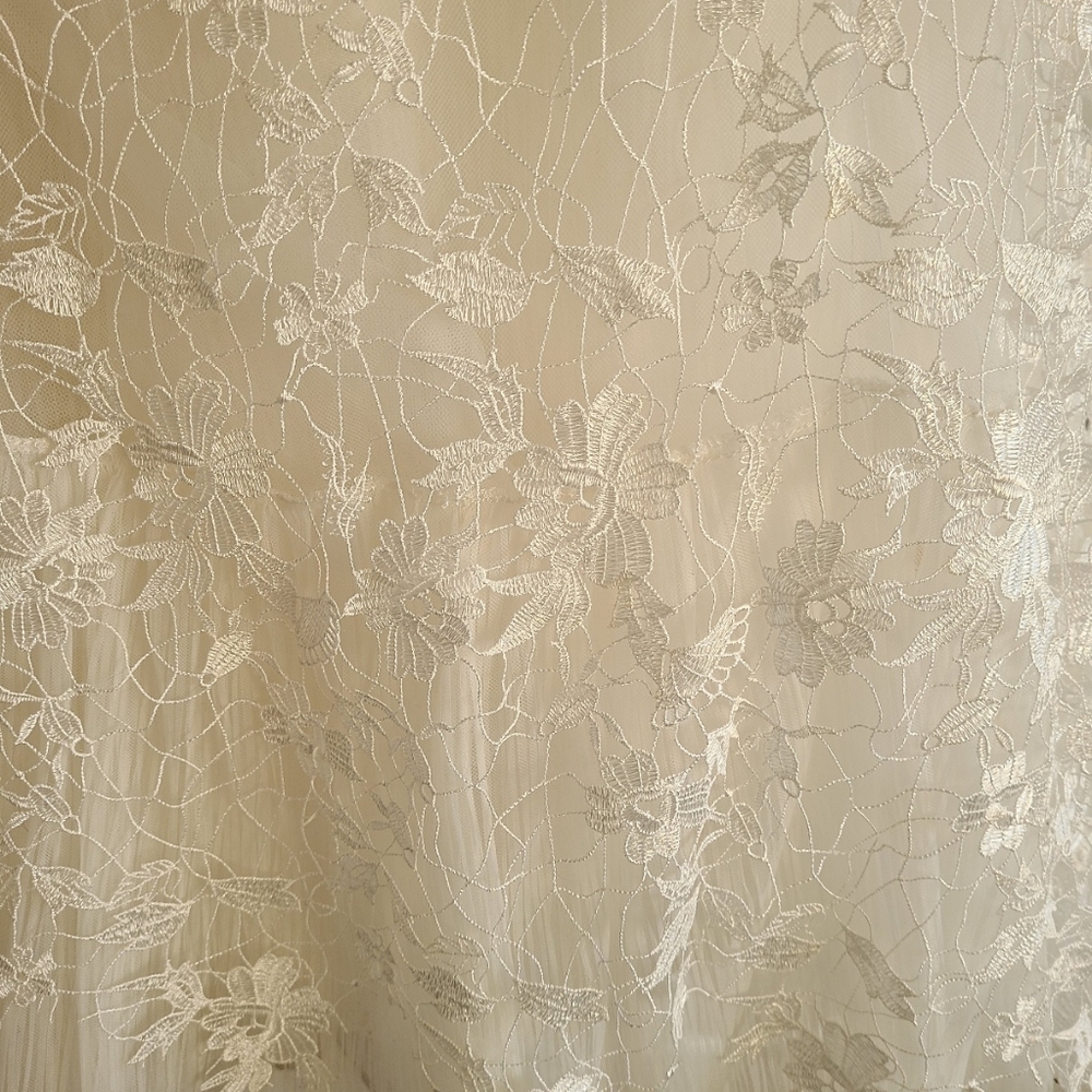 Beautiful Lace strapless wedding dress